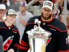 Confronto final da Stanley Cup entre as potências dos playoffs Carolina e Vegas