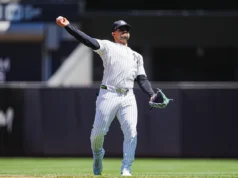 Jason Dominguez, dos Yankees, captura o carretel de destaque e sai no carrinho médico