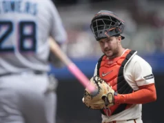 Os Guardians adquirem o apanhador do Giants, Patrick Bailey, em uma negociação que envia a escolha e prospecto de São Francisco