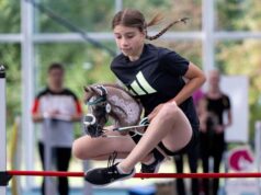 Os cavaleiros demonstram habilidades nas principais corridas de cavalos de hobby