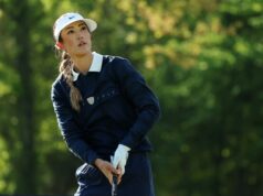 ‘Nervosa’ Michelle Wie West acerta 82 na primeira rodada competitiva em 3 anos