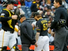 O técnico do Pirates, Don Kelly, e o arremessador Chris Devenski foram suspensos pela MLB por jogar no novato do Reds, Sal Stewart