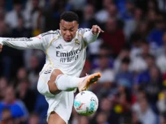 Kylian Mbappe entre os jogadores vaiados pelos torcedores do Real Madrid no Bernabéu na vitória por 2 a 0 sobre Oviedo