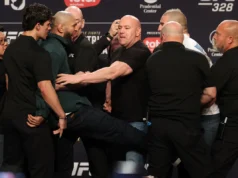 Khamjat Chimaev chuta Shawn Strickland em cena selvagem na coletiva de imprensa do UFC 328