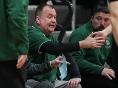 Brian Barber deixou o cargo de técnico de basquete de Monróvia após uma temporada