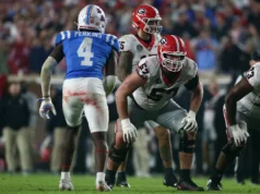 O tight end dos Panteras, Monroe Freeling, é retratado no RT durante OTAs