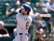 Rangers 2B Josh Smith foi diagnosticado com meningite viral e deverá ficar hospitalizado por pelo menos uma semana, diz a equipe