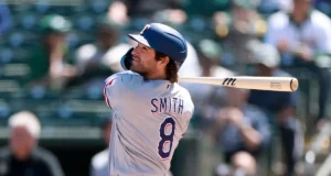 Rangers 2B Josh Smith foi diagnosticado com meningite viral e deverá ficar hospitalizado por pelo menos uma semana, diz a equipe