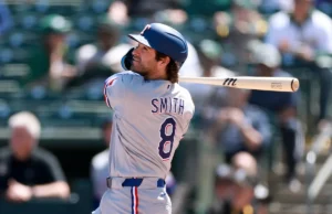 Rangers 2B Josh Smith foi diagnosticado com meningite viral e deverá ficar hospitalizado por pelo menos uma semana, diz a equipe