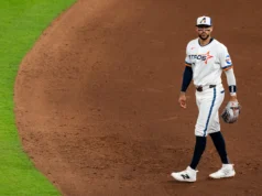 O shortstop do Astros, Carlos Correa, está afastado por tempo indeterminado devido a uma lesão no tornozelo sofrida no aquecimento antes da vitória sobre os Dodgers.
