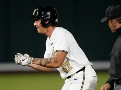 Um atraso climático ocorreu na sexta entrada do jogo SEC de beisebol Vanderbilt x Missouri