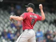 O apanhador de D-backs, James McCann, estabelece o recorde da MLB para a maioria dos jogos lançados por um jogador de posição antes de maio