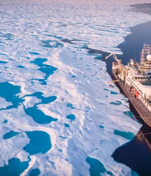 polar-research-vessel-rv-kronprins-haakon-in-fram-strait-arctic-ocean.webp