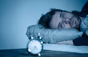 Este hábito comum de dormir pode dobrar o risco de ataque cardíaco