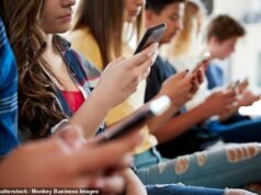 As meninas brancas da classe trabalhadora são agora o maior grupo de uso excessivo das redes sociais