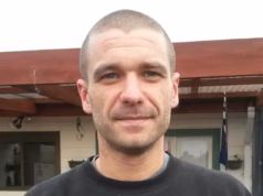 O assassino de policiais Leigh Suchems foi preso por 40 anos depois de matar a tiros o policial Keith Smith enquanto tentava entregar um aviso de recuperação.