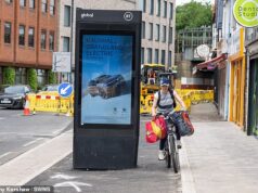 Os ciclistas são forçados a tomar medidas evasivas depois que a nova ciclovia de Londres é construída em torno de um quadro de publicidade da BT