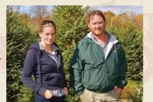 ‘Sra. Natal’ da Nova Inglaterra destrói sua vida idílica depois que uma galinha ornamental explode em uma casa de campo de US $ 800.000