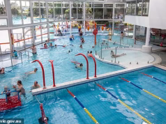 Por que não podemos mostrar a vocês, pai e dois médicos acusados de filmar mães e bebês tomando banho nus em vestiários de piscinas