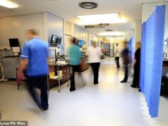 Funcionários e pacientes judeus do NHS ‘sentem a necessidade de esconder suas identidades’ e ‘sofrem em silêncio’