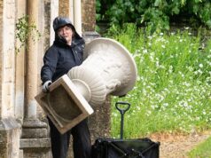 Começam os preparativos para o casamento real íntimo de Peter Phillips e Harriet Spurling – decoradores e floristas vistos chegando à igreja de Cotswolds