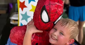 Alegre menino de Indiana, de 5 anos, morre misteriosamente enquanto dormia na casa de um amigo enquanto os pais imploravam por respostas