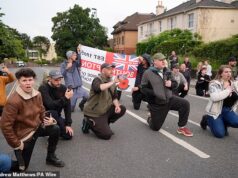 Manifestantes de Henry Nowak se ajoelham e cantam ‘Não consigo respirar’ do lado de fora da delegacia de polícia de Southampton