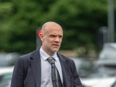 A esposa do ex-corredor do Team GB temia que ‘morresse’ depois que ele ‘tentou sufocá-la com um travesseiro’, ouve o tribunal