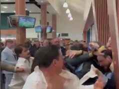 As brigas do momento eclodiram no Epsom Derby enquanto os apostadores davam socos em uma luta sangrenta
