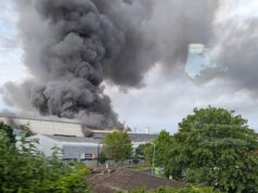 Cerca de 100 bombeiros estão combatendo o enorme incêndio enquanto uma espessa fumaça se espalha pelo horizonte de Londres.