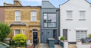 Pouco movimento! Uma das casas mais estreitas de Londres, pouco mais larga que um vagão de metrô, é vendida por £ 550.000