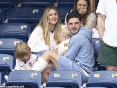 Declan Rice fica maravilhado quando ele e sua parceira Lauren Freire seguram um bebê na arquibancada com seu filho Jude após o empate da Inglaterra com Gana