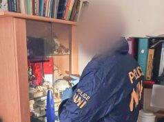 Polícia divulga imagens da cintura do canibal cheia de ossos humanos – e reconstrução facial feita de crânio e pele em armário de troféus