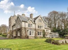 Uma mansão vitoriana que já teve Thomas Hardy como visitante regular foi vendida por £ 1,5 milhão para aqueles que procuram viver longe da multidão enlouquecida.