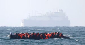 Trabalho sob novo fogo para acabar com o esquema de Ruanda, enquanto os países da UE fazem fila para enviar migrantes de volta ao país africano já no próximo ano, com deportações também no Uzbequistão e Uganda