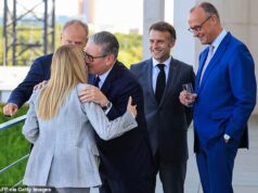 Um reconfortante abraço de despedida: os líderes europeus abraçam Keir Starmer na cimeira de Berlim, enquanto o primeiro-ministro cessante faz uma última viagem ao estrangeiro