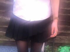 Mãe fica furiosa depois que a filha falha no teste simulado depois de ser mandada da escola para casa ‘por não usar meia-calça durante a onda de calor’