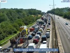 Mais de 10 pessoas foram levadas ao hospital com doenças ‘relacionadas ao calor’ depois de ficarem presas no trânsito na M25 durante um alerta vermelho