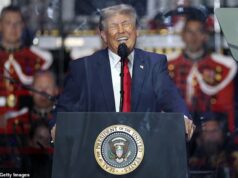 Trump promete ‘boom econômico’ para o 250º aniversário da América enquanto jatos sobrevoam e óperas são reproduzidas