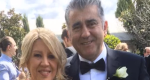 Darcy, 22 anos, só queria fazer seu trabalho – mas seu chefe de donuts espanhol, 66 anos, tinha outras ideias… e ele não queria que sua esposa soubesse