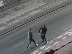 Momento em que o segurança do pub dá um soco no pai, de 25 anos, até a morte em um ataque aleatório e depois o deixa morto na rua: família em luto divulga imagens para alertar os outros