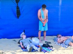 Jovens estão inalando balões de óxido nitroso ‘hippy crack’ ’em escala industrial’ na praia do ‘Velho Oeste’ de Bournemouth, alerta a polícia