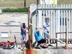 Batalha pela praia de propriedade francesa em Sussex: momento em que adolescentes escalaram a cerca para se refrescar no mar – depois que a fazenda impediu os moradores de usá-la por 18 anos