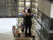 Extrema humilhação para a mãe de Houston, 37 anos, que levou seu filho para roubar de uma tumba depois que ela foi presa por estar seminua