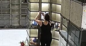 Extrema humilhação para a mãe de Houston, 37 anos, que levou seu filho para roubar de uma tumba depois que ela foi presa por estar seminua