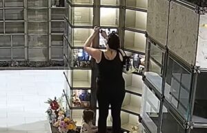 Extrema humilhação para a mãe de Houston, 37 anos, que levou seu filho para roubar de uma tumba depois que ela foi presa por estar seminua