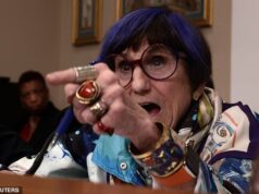 Um furioso democrata de cabelo roxo lançou um leve insulto a um importante assessor da Casa Branca