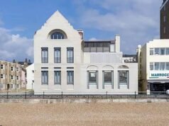 Se você não está aqui! Dave Gilmour, do Pink Floyd, reduziu pela metade o preço de sua casa à beira-mar de £ 8,25 milhões depois de uma batalha com os promotores sobre sua reforma.