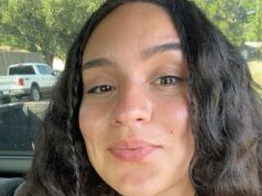 Mãe indignada do Texas ameaça processar restaurante que a expulsou para amamentar seu bebê enquanto se ‘expõe’ sem cobertor ou cobertura