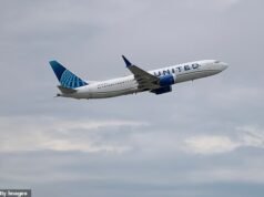Mulher chorando força voo da United com destino aos EUA vindo da China a fazer pouso de emergência no Japão após colapso aéreo